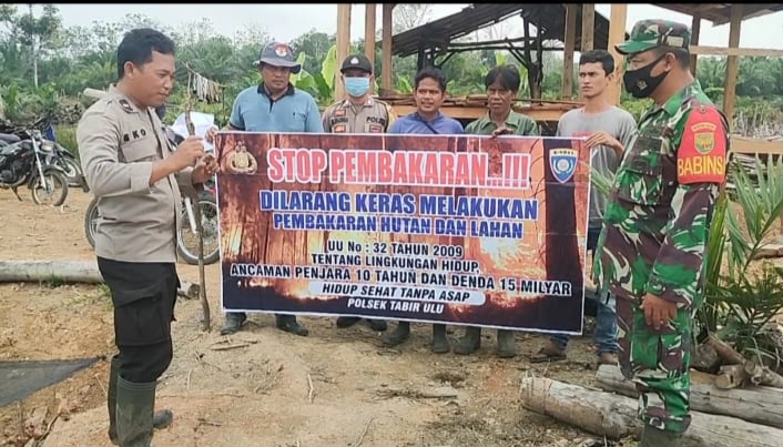 Babinsa bersama Babinkamtibmas ingatkan warga bahaya kebakaran hutan dan lahan 