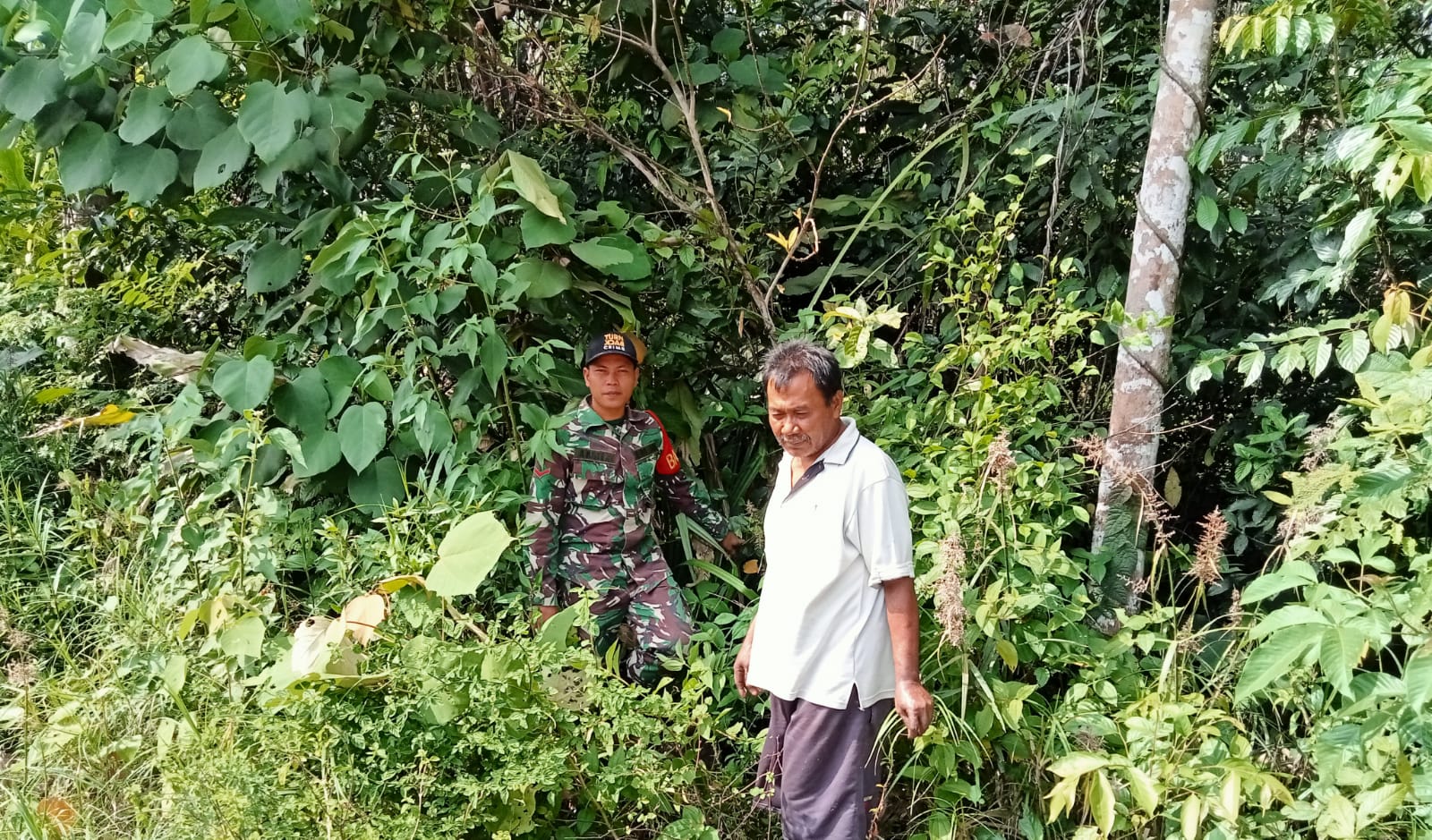 Babinsa Laksanakan Patroli Karhutla Di Desa Binaannya