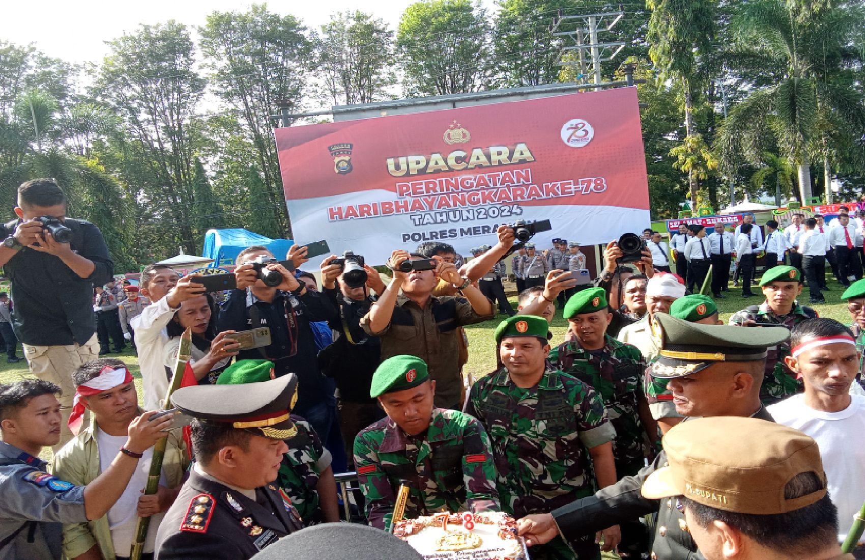 Dandim 0420/Sarko Ucapkan Selamat HUT Bhayangkara ke -78 Saat Hadir Upacara Kebesaran di Polres Merangin 