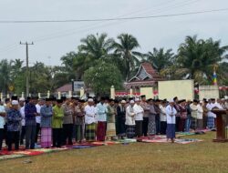 Masyarakat  Sungai Bengkal  Mengadakan Sholat  Mintak  Hujan   Dilaksanakan Di Lapangan Mapolsek Tebo Ilir Kab. Tebo