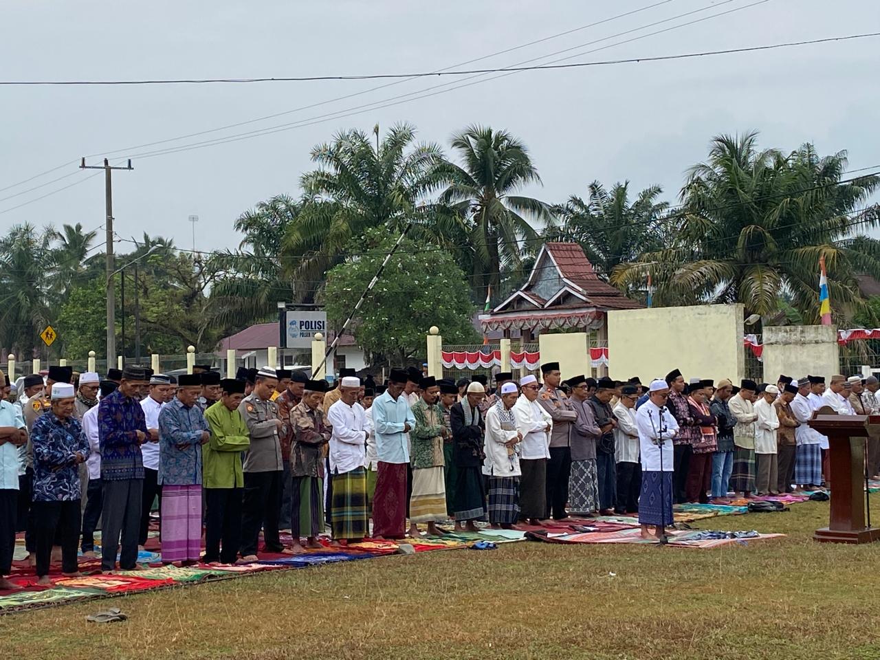 Masyarakat  Sungai Bengkal  Mengadakan Sholat  Mintak  Hujan   Dilaksanakan Di Lapangan Mapolsek Tebo Ilir Kab. Tebo