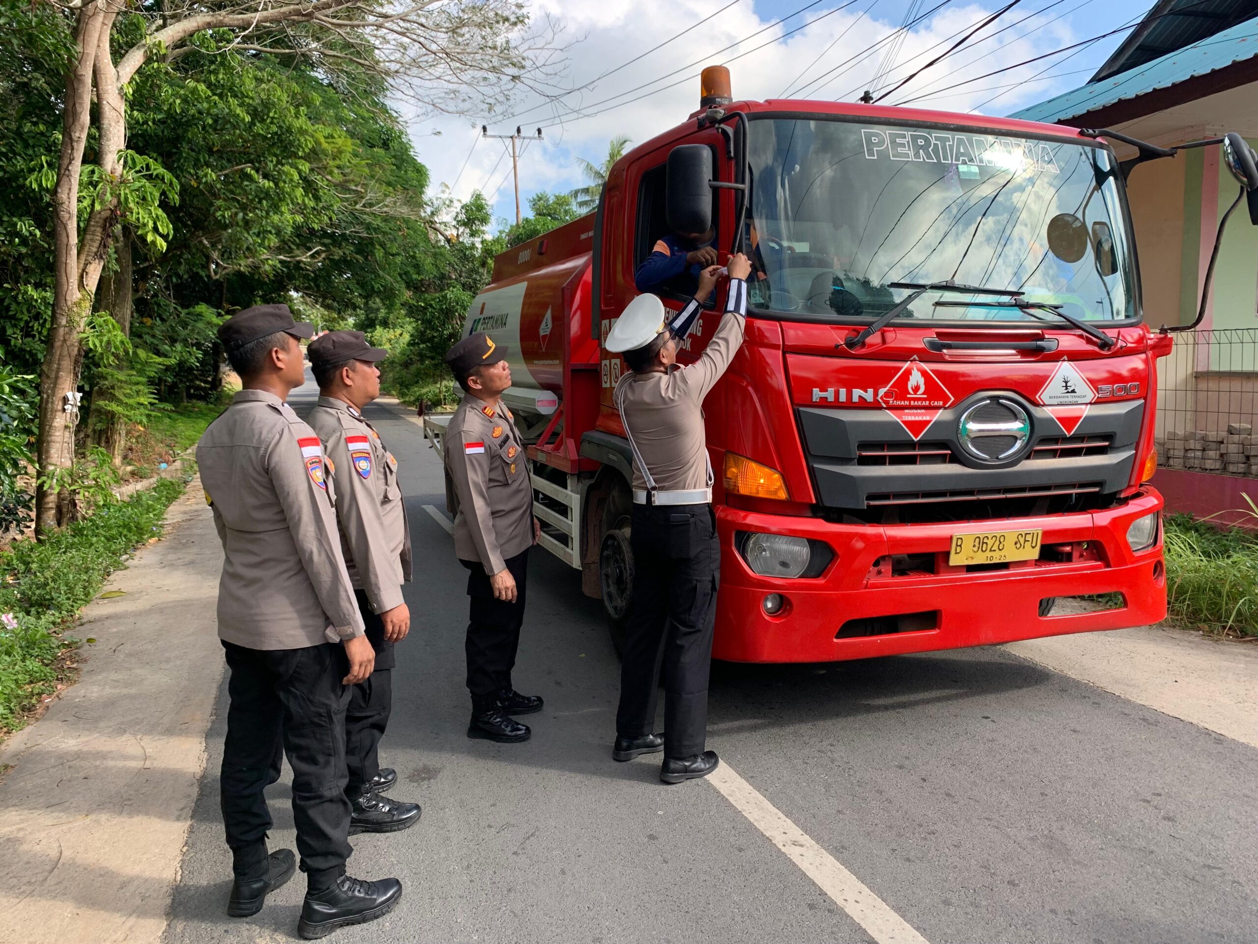 Menyambut peringatan Hari Kemerdekaan Republik Indonesia ke-79 tahun 2024 Polres Bintan Bagikan ke Masyarakat Sejunta Bendera Merah Putih Secara Gratis