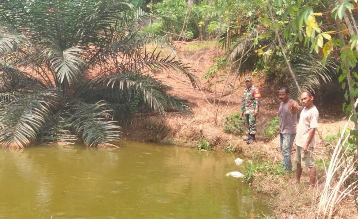 Langkah Cepat Penanggulangan Karhutla, Babinsa Koramil 420-08/Tabir Bersama Warga Cek Lokasi Sumber Air