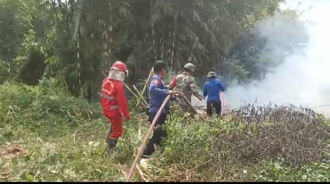 Babinsa Koramil 0420-04/Sarolangun Bantu Padamkan Api Di Lahan Kosong Milik Warga   Sarolangun – Membantu warga sudah merupakan tugas dan tanggung jawab seorang Babinsa, seperti halnya dengan Babinsa Serda Aan Satria, begitu mendengar terjadi kebakaran di wilayah binaannya langsung menuju lokasi kejadian.  Sekedar informasi bertempat Kelurahan Aur Gading RT 27 Kec. Sarolangun, Kab Sarolangun telah terjadi kebakaran lahan kosong milik warga Kelurahan Aur Gading dengan luar 0,5 H, yang dekat dengan pemungkiman padat milik warga.  Menurut Babinsa Serda Aan Satria kebakaran meluas dikarenakan kondisi kemarau dan angin yang cukup kencang sehingga api dengan cepat menyebar diberbagai penjuru, sehingga dengan sigap Babinsa bersama Pemadam Kebakaran Sarolangun bergotongroyong memadamkan api dengan menurunkan 3 unit mobil tengki pemadam kebakaran,” ungkapnya  Api cukup besar sehingga kami menghubungi pihak Pemadam Kebakaran Sarolangun, dan Tim sagas Karhutla karena bila tidak cepat ditangani bisa membakar rumah warga yang tidak jauh dari lokasi titik kebakaran,” Babinsa menambahkan.  Ade Cipto Komandan Peleton Damkar  menjelaskan kebakaran terjadi sekitar pukul 13.00 Wib, saat itu hanya satu titik dikarenakan kondisi angin, sehingga api cepat merambat, untungnya Pemadam Kebakaran dan Tim Satgas cepat datang sehingga api bisa dipadamkan, dan alhamdulillah tidak ada pemukiman warga yang ikut terbakar,”jelasnya.  Kami ucapkan terimakasih kepada bapak TNI khususnya Bapak Bapak Babinsa  yang datang membantu padamkan api bersama petugas Pemadam kebakaran dan Satgas Karhutla Komandan Damkar menambahkan.