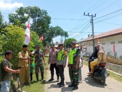 Kolaborasi TNI/Polri Dan Perangkat Desa Julok Tunong, Pasang dan Bagikan Merah Putih