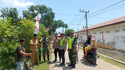 Kolaborasi TNI/Polri Dan Perangkat Desa Julok Tunong, Pasang dan Bagikan Merah Putih