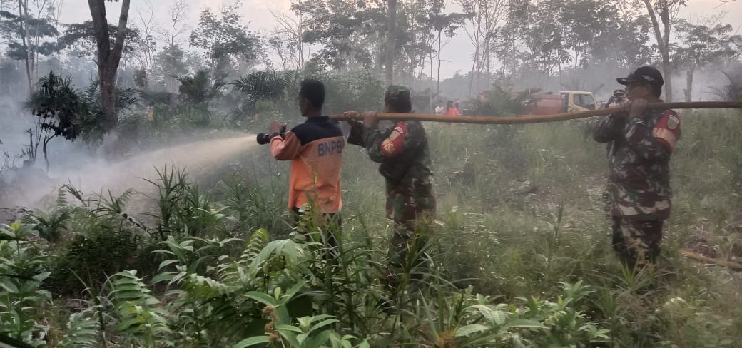 Melalui komsos dengan aparat Desa Babinsa ingatkan Kembali tentang Karhutlah