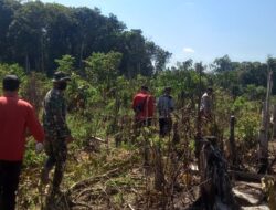 Babinsa Serka Benni Susanto melakukan kegiatan patroli dan sosialisasi rutin karhutla