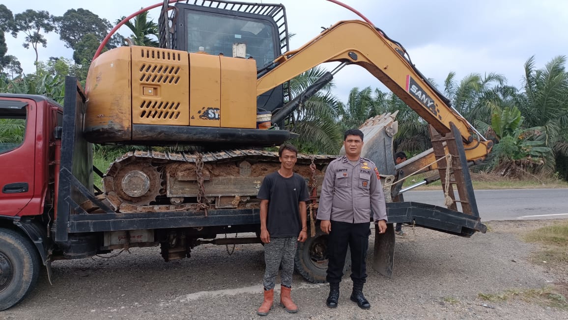 Periksa Kelengkapan Dokumen dan Tujuan Alat Berat,Jajaran Polsek Pelepat Tak segan Beri Sanksi Tegas Pada Pelaku Peti di Wilayah Hukumnya.