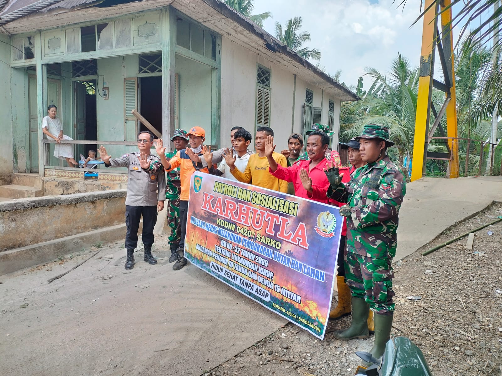 Sosialisasi Tentang Karhutla Babinsa Setempat Bersama Masyarkat Di Wilayah Binaan