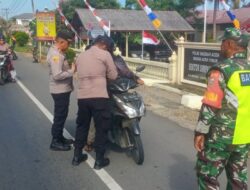 Polsek Simpang Ulim Bagi Gratis 200 Bendera Merah Putih