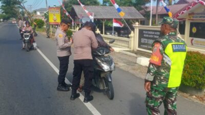 Polsek Simpang Ulim Bagi Gratis 200 Bendera Merah Putih