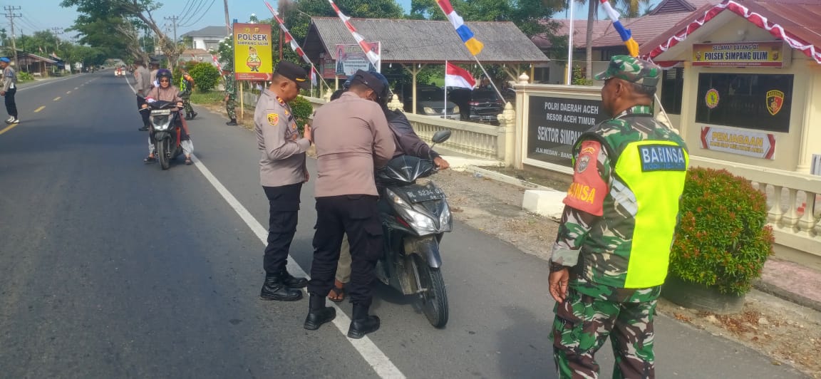 Polsek Simpang Ulim Bagi Gratis 200 Bendera Merah Putih