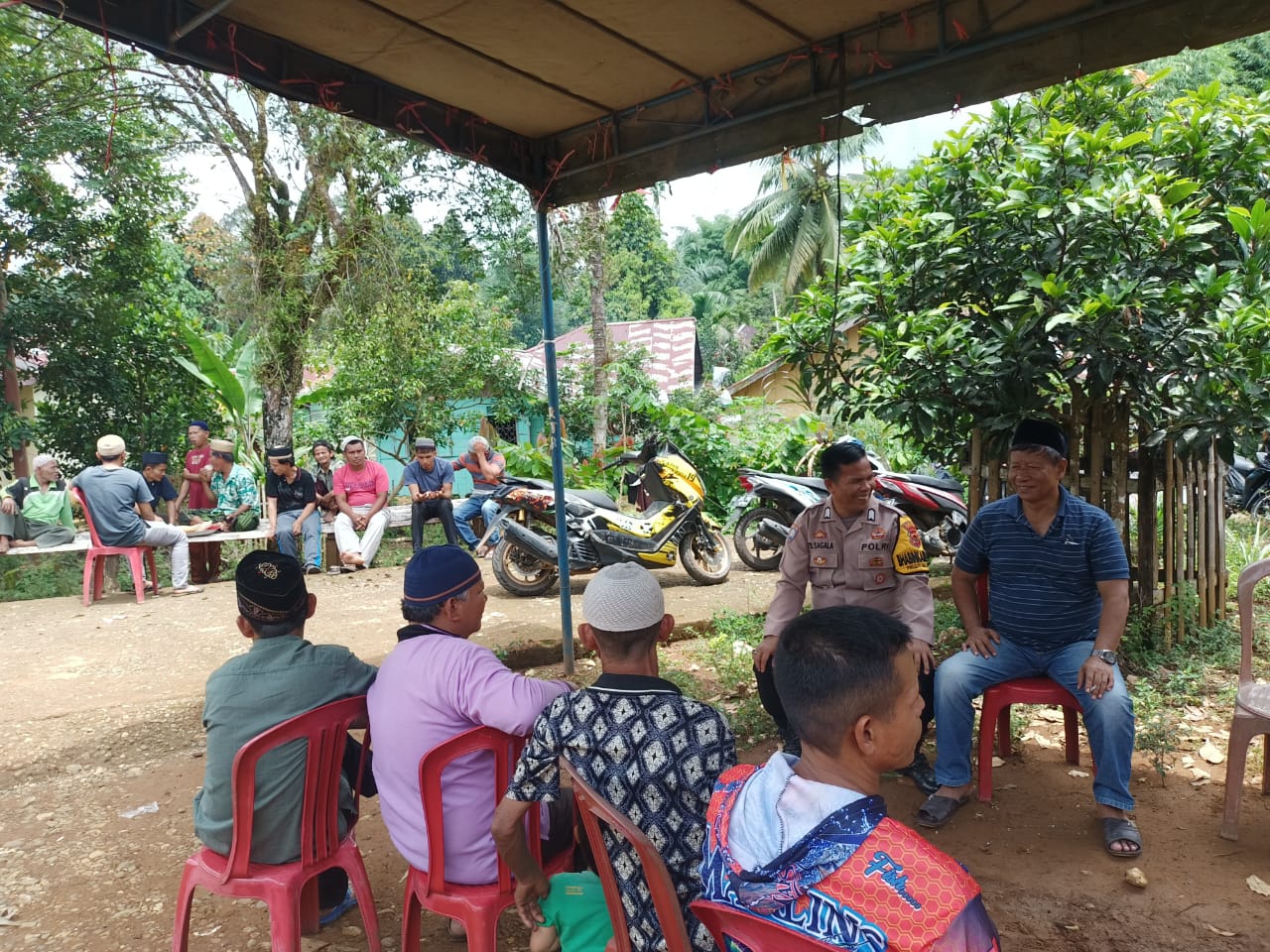 Jajaran Polsek Muara Siau Edukasi Warga akan Bahaya Narkotika dan Antisipasi 3C saat Jum’at Curhat.