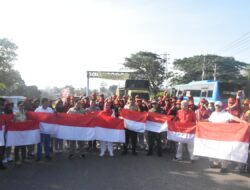 Pabung Kodim 0420/Sarko Ikut Dalam Pembagian Bendera Merah Putih Untuk Menyambut HUT RI Ke-79