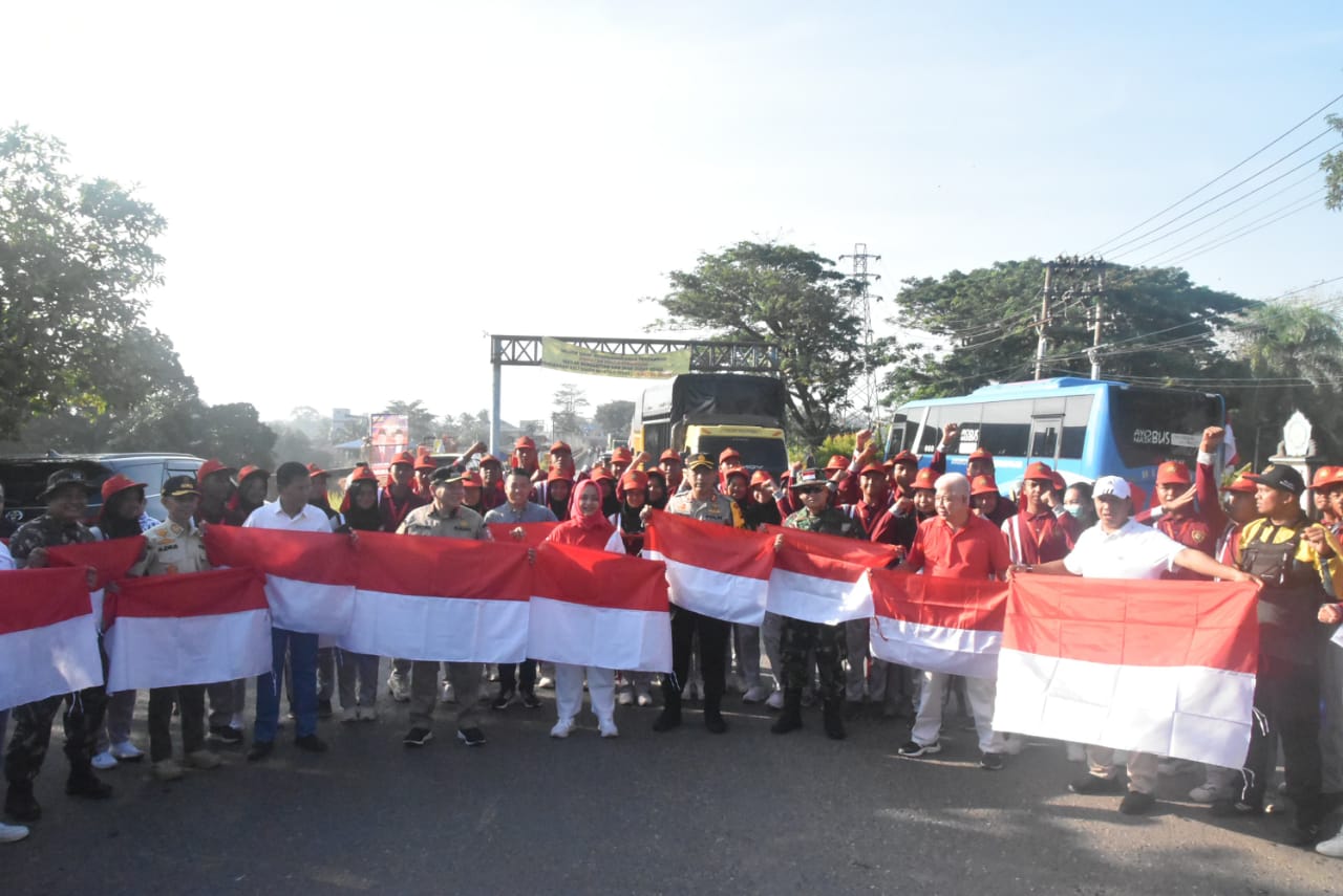 Pabung Kodim 0420/Sarko Ikut Dalam Pembagian Bendera Merah Putih Untuk Menyambut HUT RI Ke-79