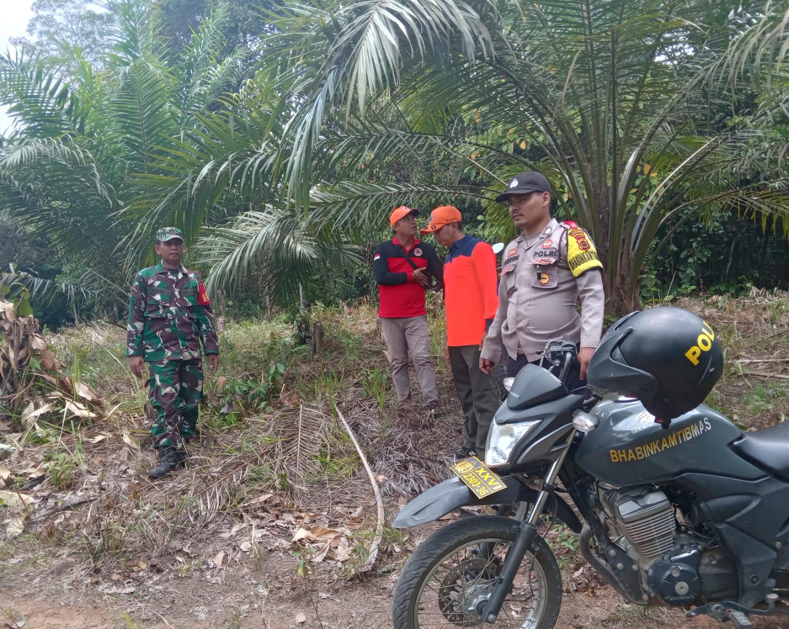 Babinsa Bersama Bhabinkamtibmas Dan Masyarakat Laksanakan Patroli Karhutlah   