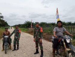 Babinsa Laksanakan Patroli Karhutla bersama warga di Desa Wilayah Binaan 