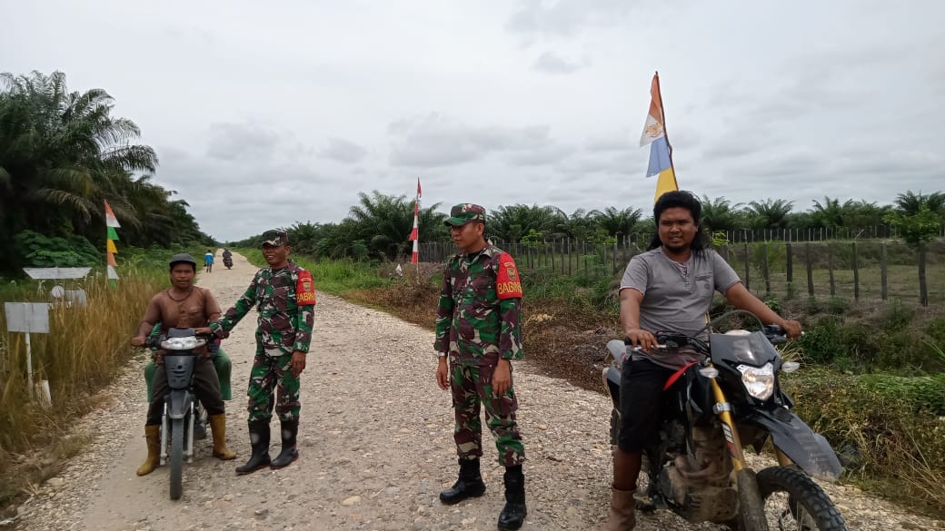 Babinsa Laksanakan Patroli Karhutla bersama warga di Desa Wilayah Binaan 