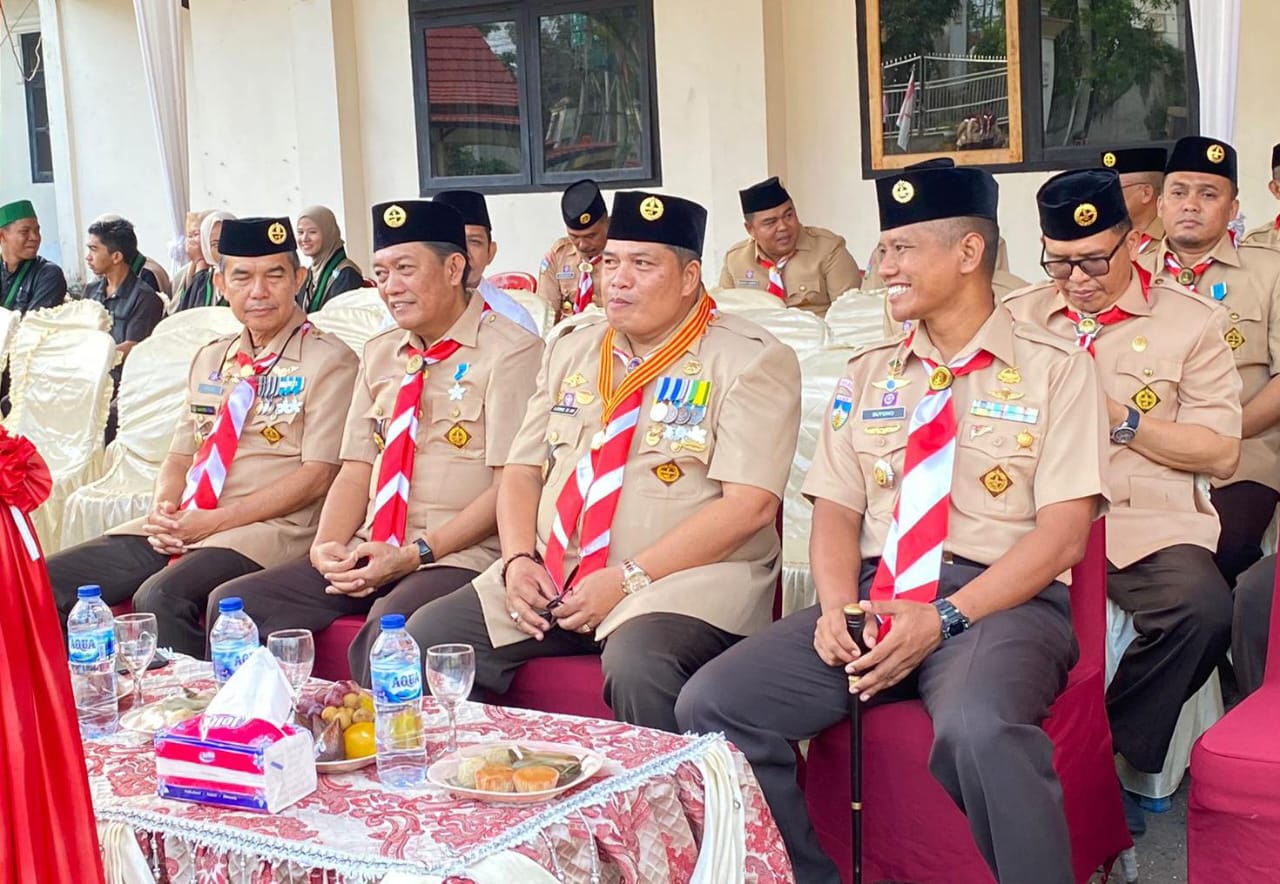 Hadir Dalam Upacara HUT Pramuka Ke-63, Dandim 0420/Sarko Beri Penghargaan