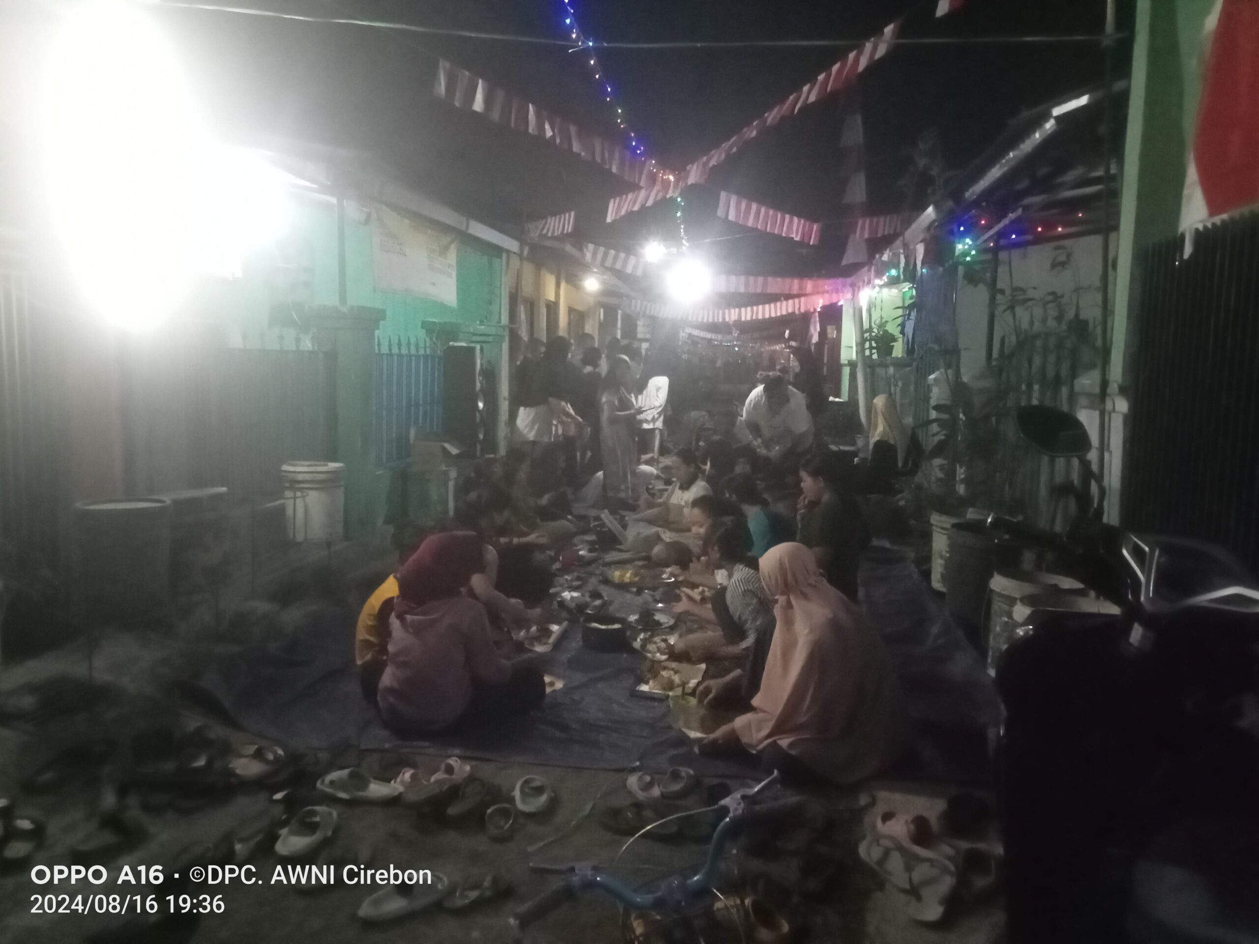 Santai Namun Serius Warga BTN Kedungbunder Indah Gempol Dalam Memperingati HUT RI Yang Ke 79 Tahun Dengan Menggelar Makan Malam Bersama