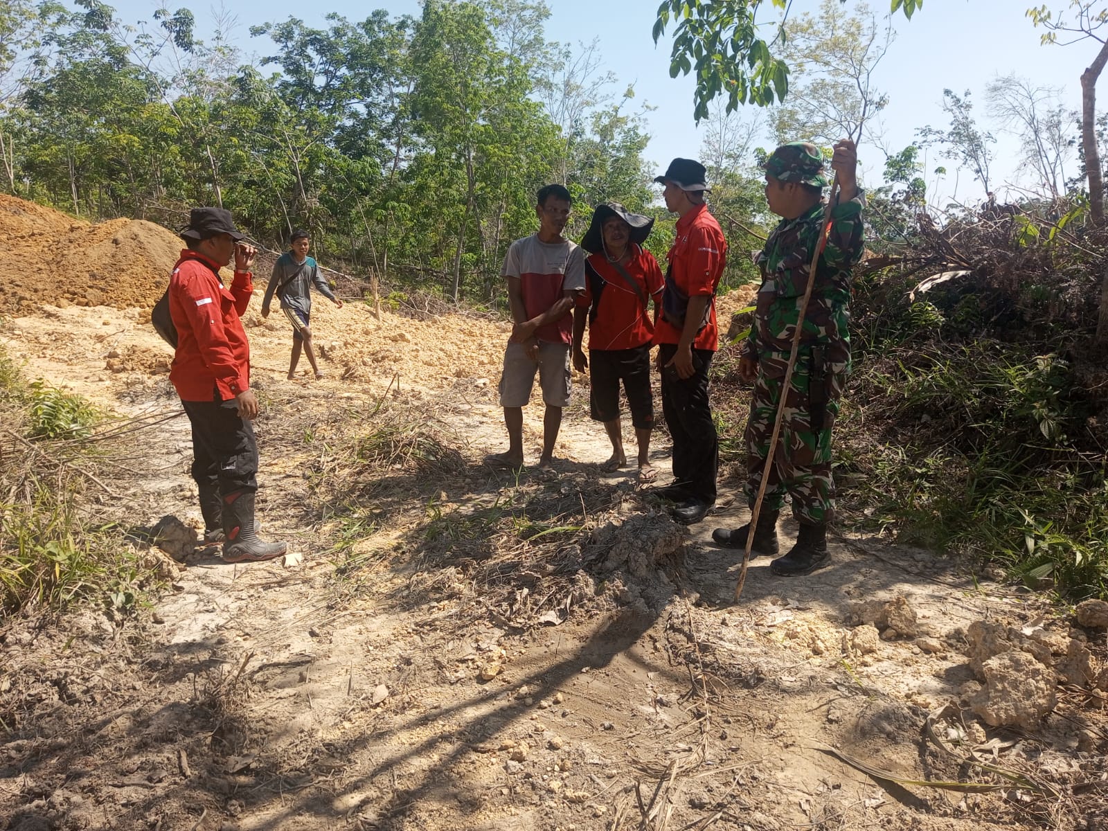 Babinsa Tingkatkan Patroli Karhutla dan Sekaligus Sosialisasi   