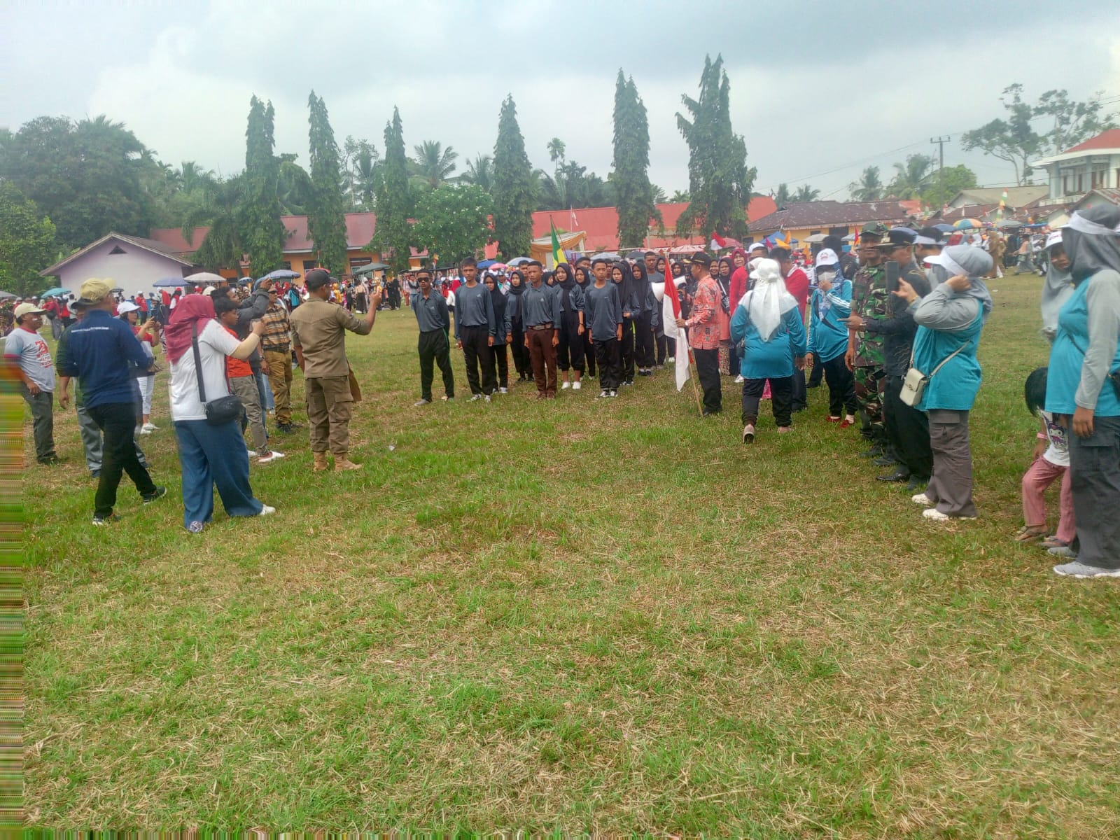 Meriahkan Hari Kemerdekaan Republik Indonesia ke- 79, Babinsa Kawal Jalannya Karnaval.