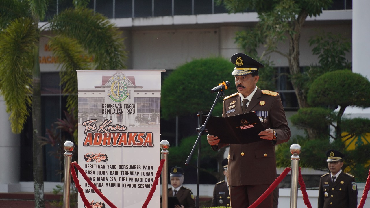 Wakajati Sufari Pimpin Upacara Peringatan Hari Kemerdekaan Republik Indonesia Ke-79 (17-08 Tahun 2024) Dikantor Kejati Kepri