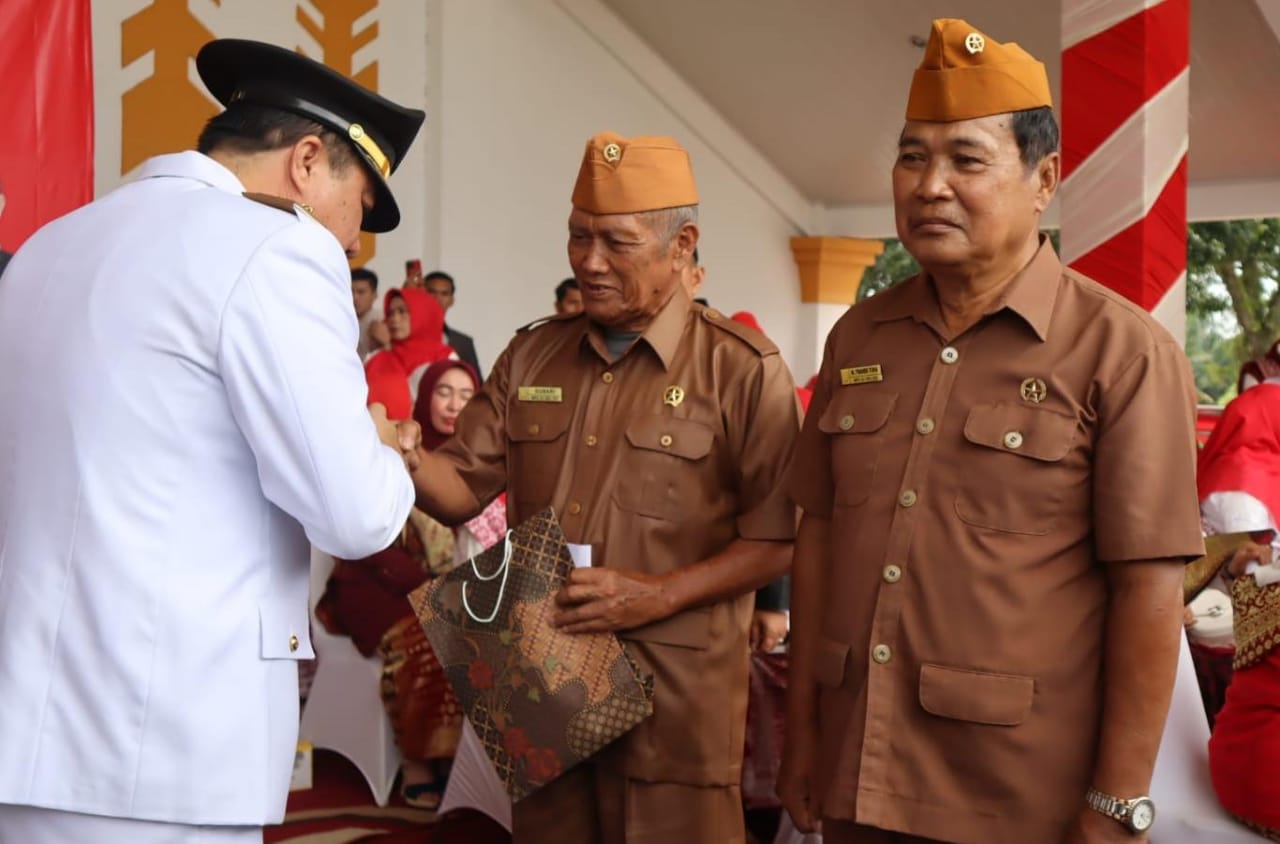 H Mukti Berterimakasih kepada Para Veteran Merangin Pada Upacara Peringatan Detik-detik Proklamasi Kemerdekaan ke-79 RI