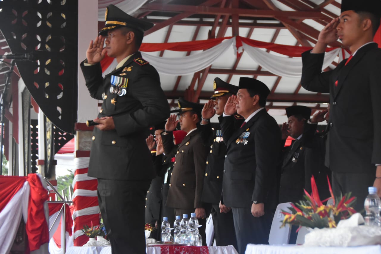 Dandim 0420/Sarko Bertindak Sebagai Inspektur Upacara Penurunan Bendera Pada Peringatan 17 Agustus