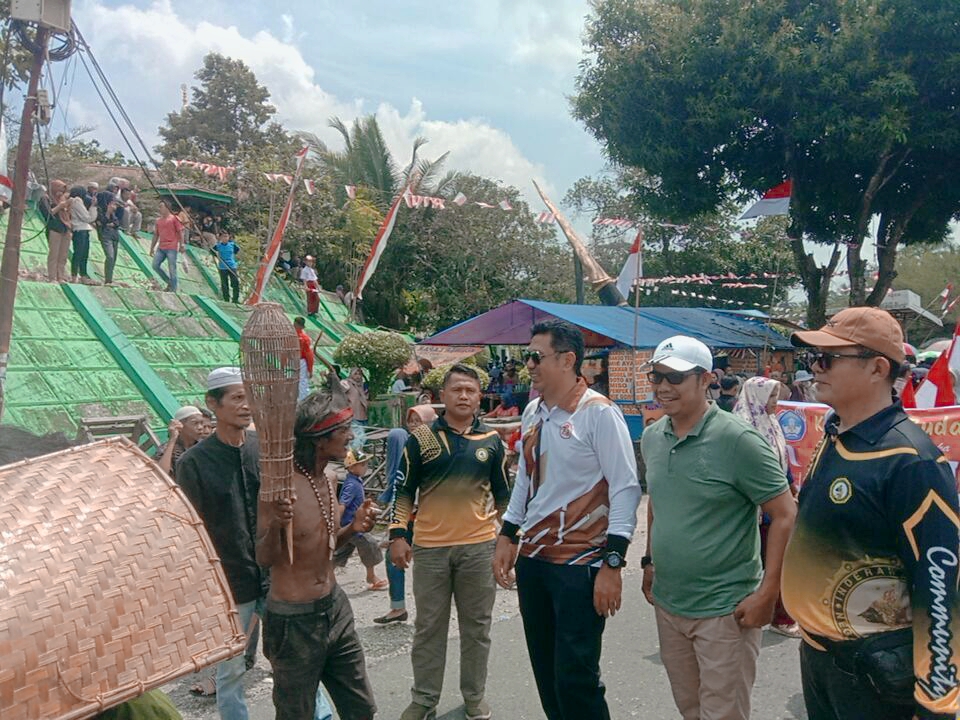 Kapolres Sarolangun Iringi dan Mengapresiasi SAD ikuti Pawai Kemerdekaan dalam rangka HUT RI Ke-79