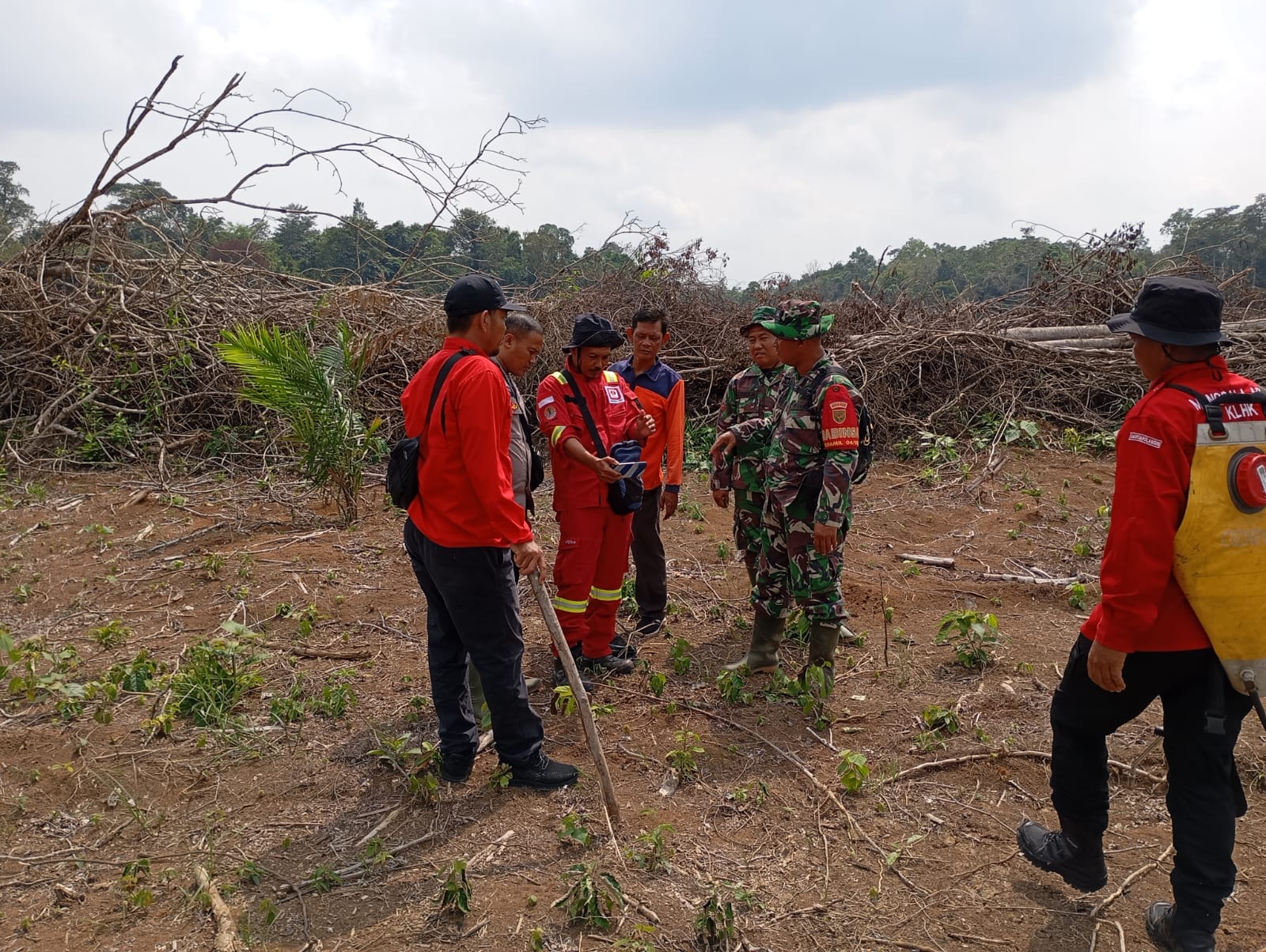 Cegah Karhutla, Babinsa Koramil 420-04/Sarolangun Sarko Laksanakan Sosialisasi dan Patroli Rutin