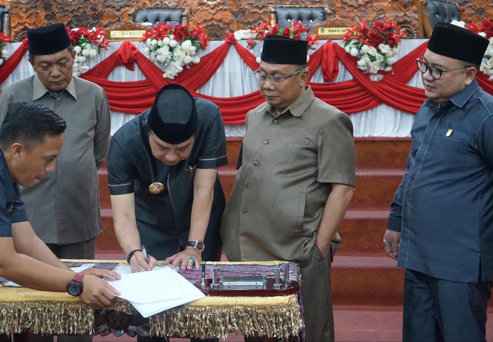 Perubahan KUA dan PPAS 2024 Disepakati Dinihari Selasa (20/8) Pada Sidang Paripurna DPRD Merangin yang Dihadiri 23 Orang Dewan