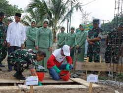 Sekda Kabupaten Merangin Dampingi Danrem 042/Gapu Kunker ke Merangin Letakan Batu Pertama Pembangunan Mushola Ar Rachmad dan Beri Tali Asih