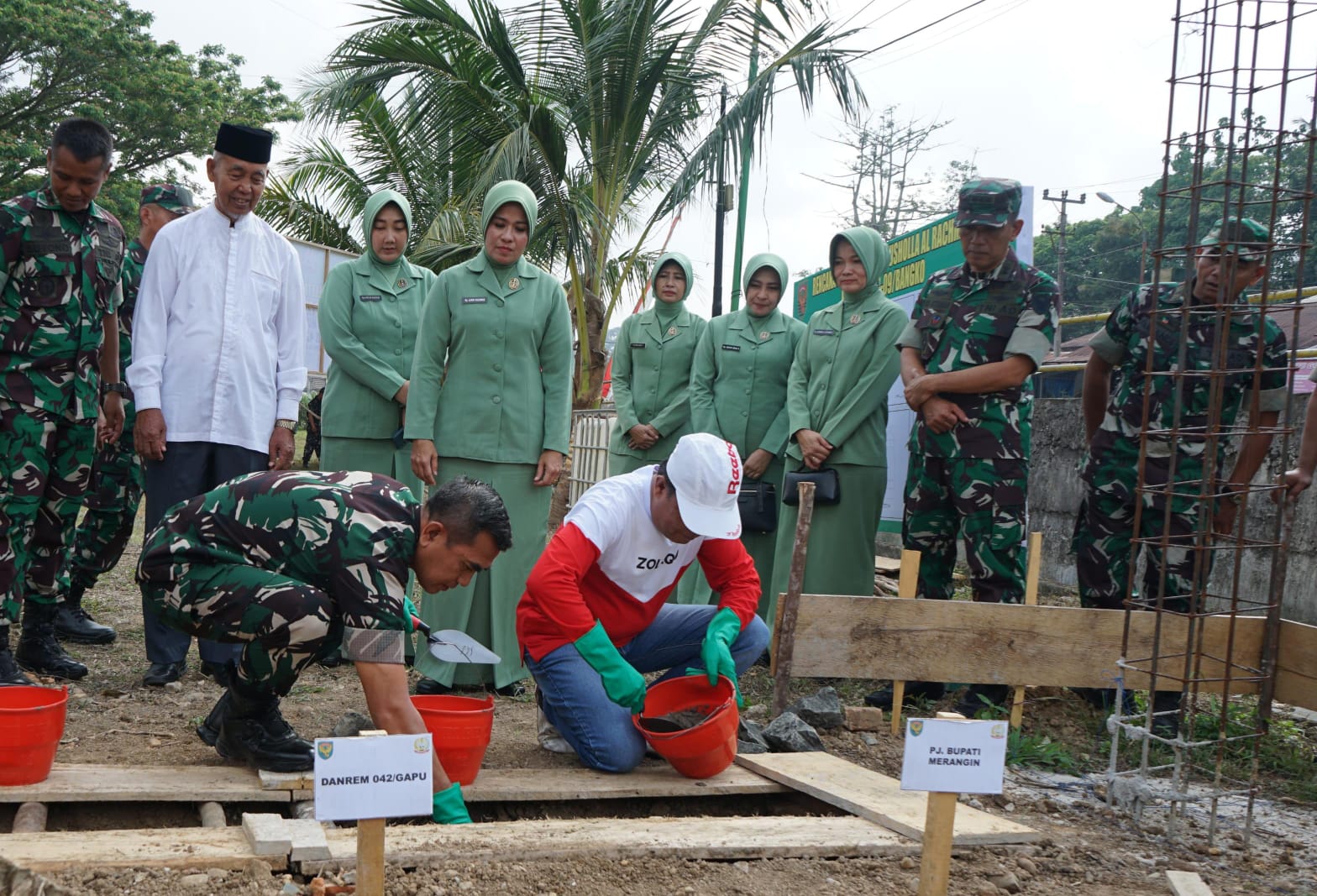 Sekda Kabupaten Merangin Dampingi Danrem 042/Gapu Kunker ke Merangin Letakan Batu Pertama Pembangunan Mushola Ar Rachmad dan Beri Tali Asih