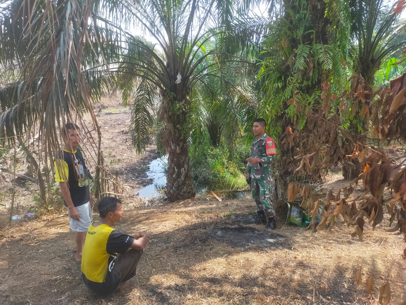 Cegah Karhutla Babinsa Rutin Laksanakan Patroli Karhutla Di Desa Bersama Warga