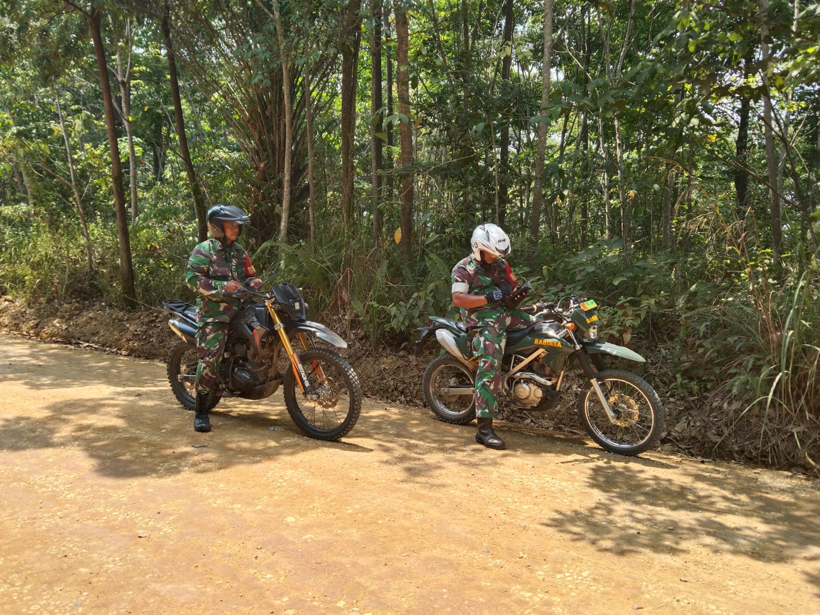 Babinsa Bersama Tim Karhutlah Cek Lahan Perkebunan Masyarakat Yang Terbakar