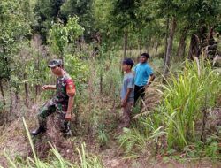 Babinsa Lakukan Upaya Sosialisasi Karhutla Dengan Rutin Patroli Bersama Warga Desa