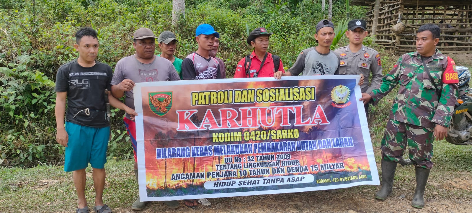 Babinsa Koramil 01/Batang Asai Kodim 0420/Sarko melaksanakan patroli guna mencegah terjadinya karhutla