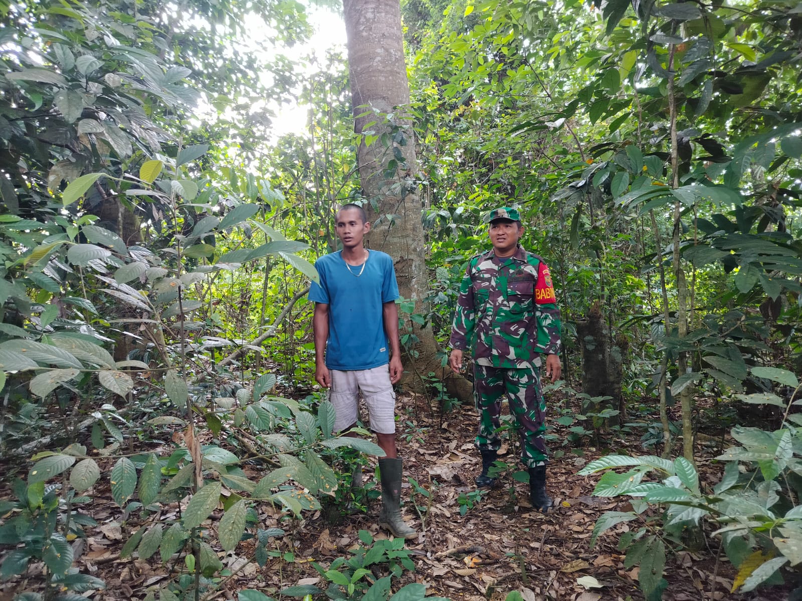 Babinsa Koramil 420-01/Bta Kodim 0420/Sarko Pelda Sigit tripra joko bersama masyarakat laksanakan patroli rawan karhutla