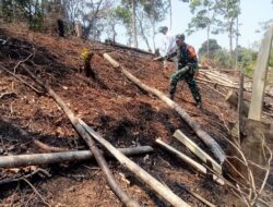 Babinsa Rutin Laksanakan Patroli Karhutla Di Desa Bersama Warga Binaan