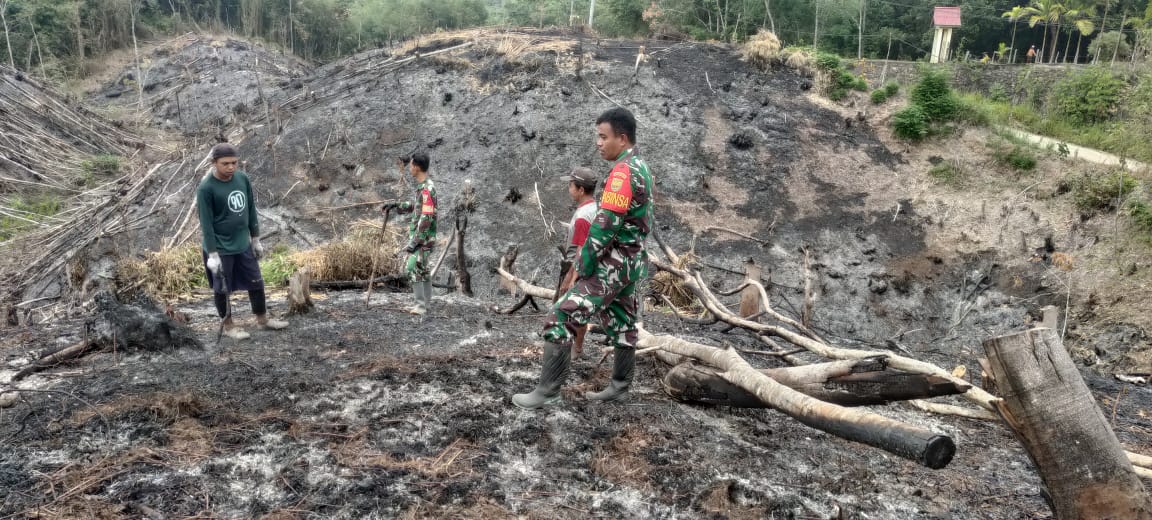 Babinsa Koramil 420-01/bt asai.Ajak Warga Pantau Wilayah Rawan Karhulah. 