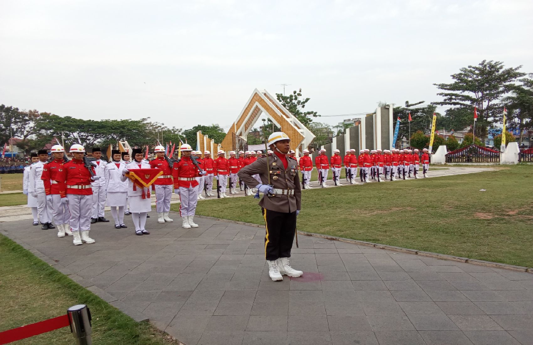 Upacara kebesaran Penurunan Bendera Merah Putih 17 Agustus di Laksanakan Khidmad di Halaman Kantor Bupati Merangin.