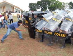 Pukul Mundur Perusuh,Personil Polres Merangin di Backup Pasukan Pasukan PHH Detasemen 45 Anti Anarkis Stabilkan Situasi