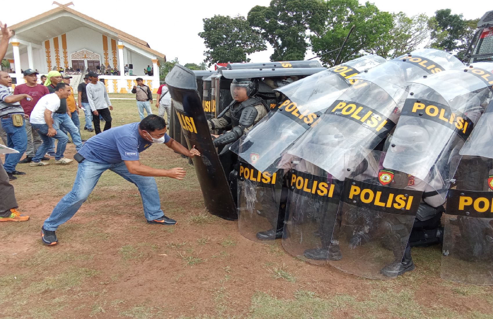 Pukul Mundur Perusuh,Personil Polres Merangin di Backup Pasukan Pasukan PHH Detasemen 45 Anti Anarkis Stabilkan Situasi