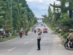 Personil Satlantas Polres Merangin Beri pelayanan Pengaturan Lalulintas di Perempatan dan Simpang Pada Jam Sibuk