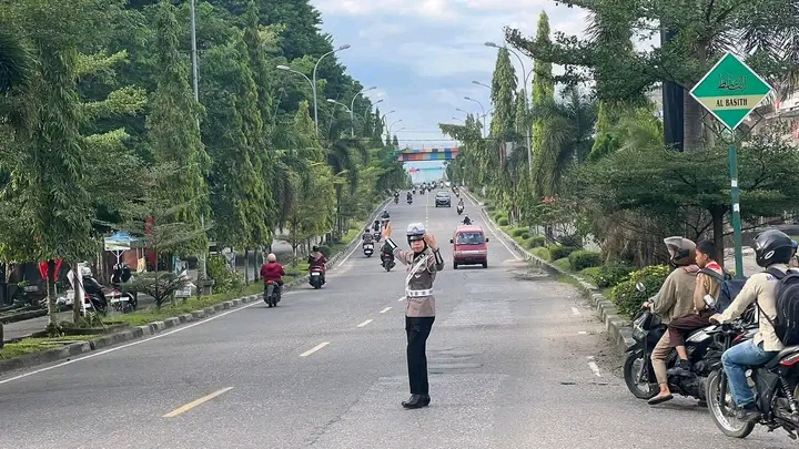 Personil Satlantas Polres Merangin Beri pelayanan Pengaturan Lalulintas di Perempatan dan Simpang Pada Jam Sibuk