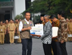 Bey Machmudin Serahkan SK Pensiun kepada 180 ASN Purna Tugas