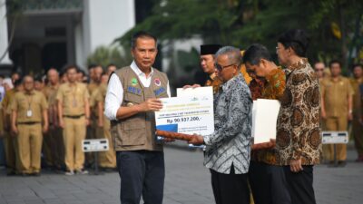 Bey Machmudin Serahkan SK Pensiun kepada 180 ASN Purna Tugas