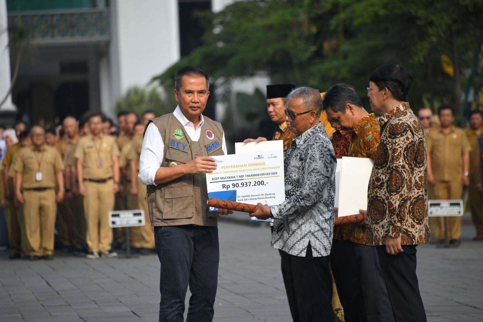 Bey Machmudin Serahkan SK Pensiun kepada 180 ASN Purna Tugas